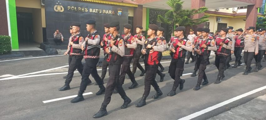 Menyambut HUT RI Ke - 80 Personil Polres Batu Bara Latihan Peningkatan Kemampuan Baris Berbaris Hormat Senjata