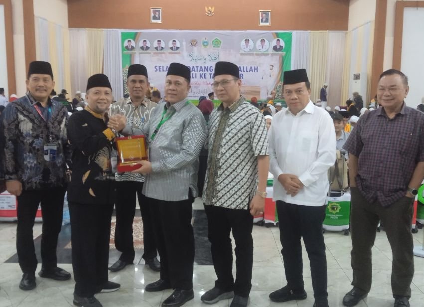 ALS Berikan Penghargaan Kepada Panitia Haji Sumut