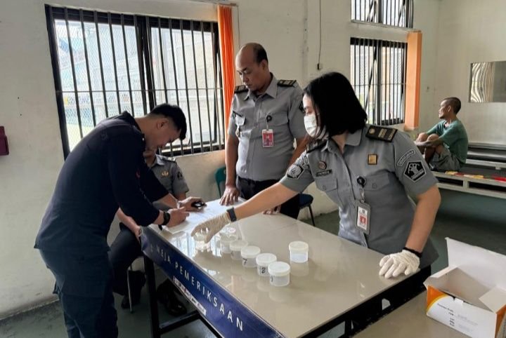 Perangi Pemberantasan HP dan Peredaran Narkoba, Seluruh Petugas dan WBP Jalani Tes Urine