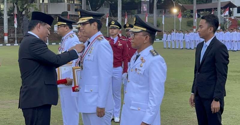 IPDN Anugerahi Tanda Penghargaan Kepada Rico Waas dan Zakiyuddin