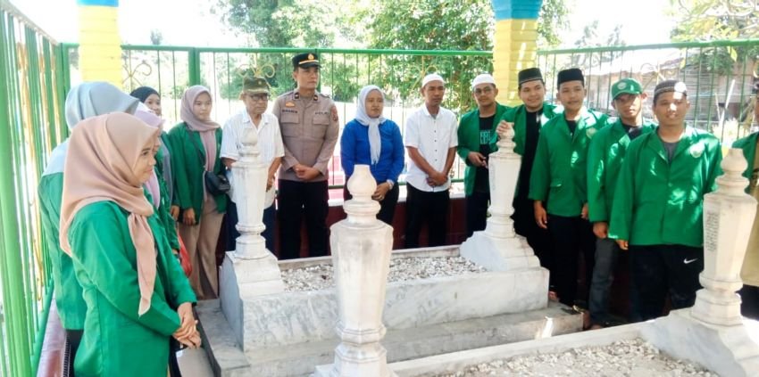 Polri dan Mahasiswa KKN UNIVA Bersihkan Makam Kerajaan Bedagai, Lestarikan Sejarah Lokal