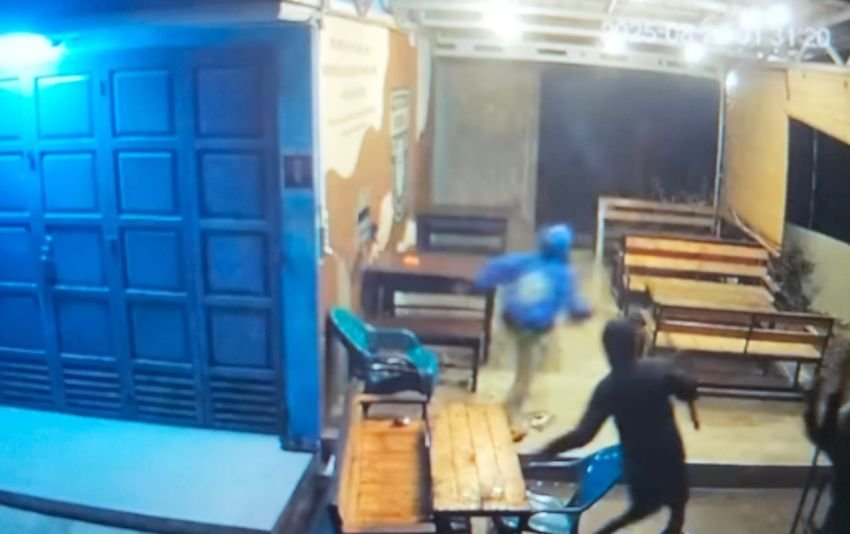 Sekelompok Pemuda Bersajam Serang Kafe di Kuala Tanjung