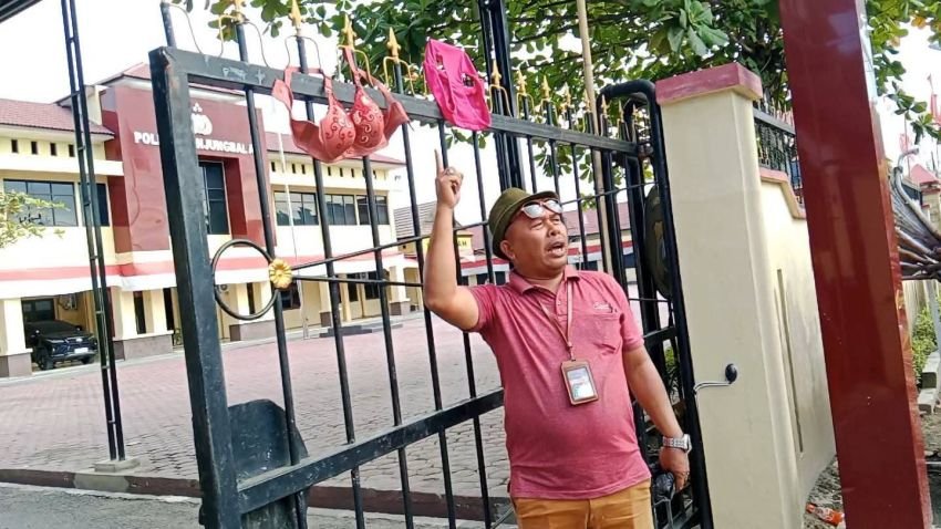 Tak Bersahabat Dengan Wartawan, Kasat Narkoba Polres Tanjungbalai Dihadiahi Bra dan CD Wanita