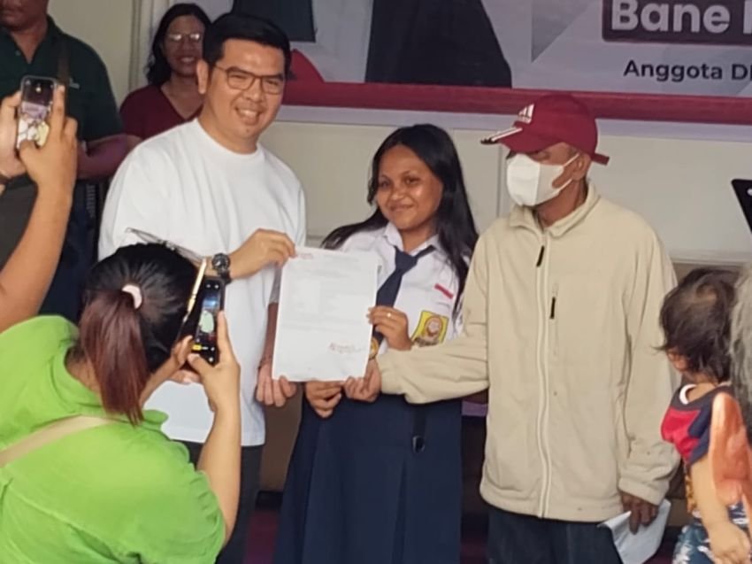 Anggota DPR-RI Bane Raja Manalu Kembali Salurkan Beasiswa PIP Kepada Pelajar di Siantar
