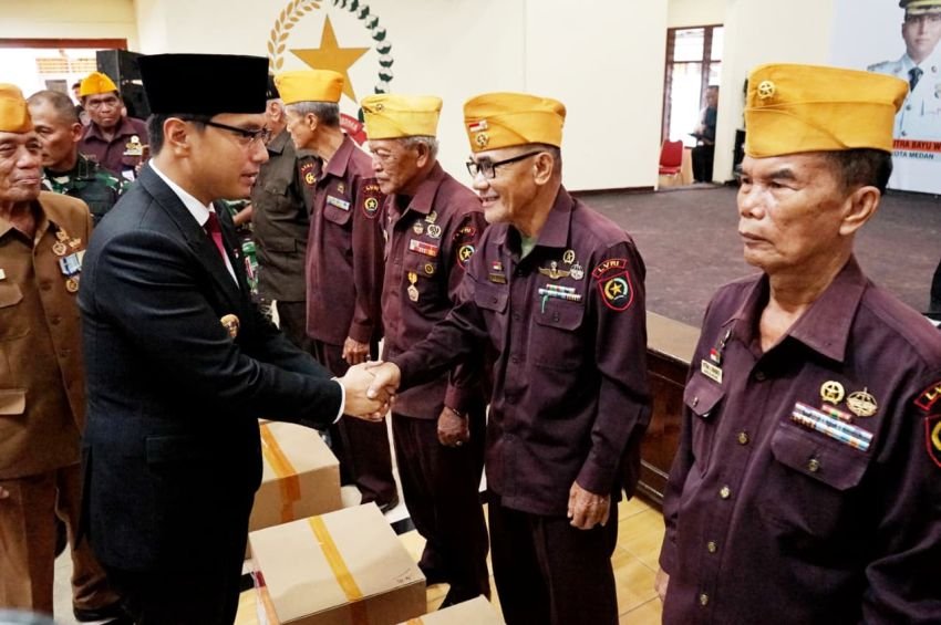 Silaturahmi Dengan Anggota LVRI Kota Medan, Rico Waas Ngaku Bagian Dari Keluarga Veteran