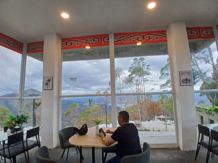 Beta Coffe Tempat Santai Menikmati Keindahan Danau Toba dari Puncak Menara Pandang Tele