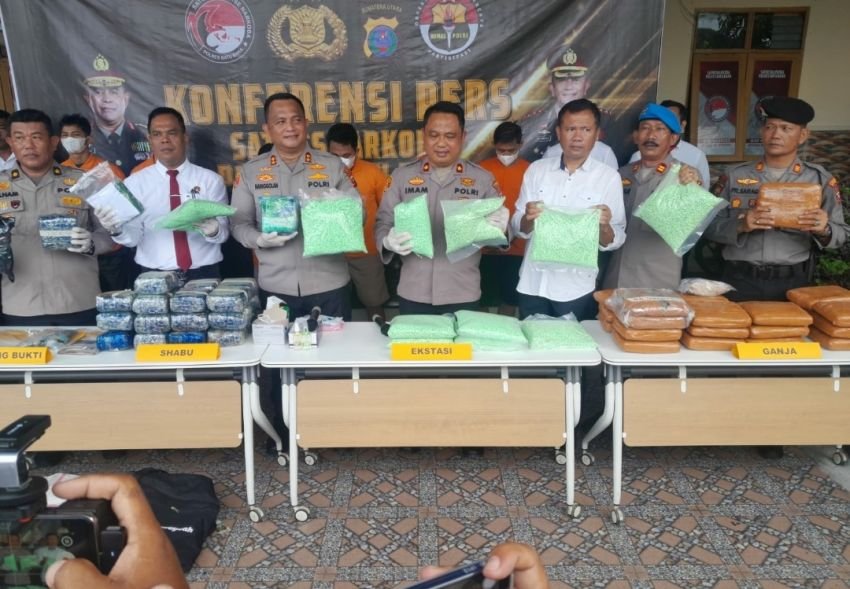 Dua Pria Warga DKI Diciduk Polres Batu Bara,29 Kg SS dan Ganja Pil Ekstasi Yang Akan Dibawa Ke Palembang Diamankan.