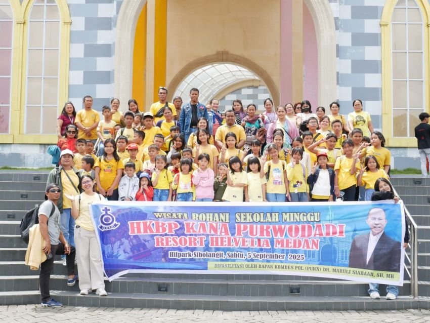 Anggota Komisi XIII DPR RI Maruli Siahaan Berangkatkan Anak Sekolah Minggu Dan Orangtua Wisata Rohani