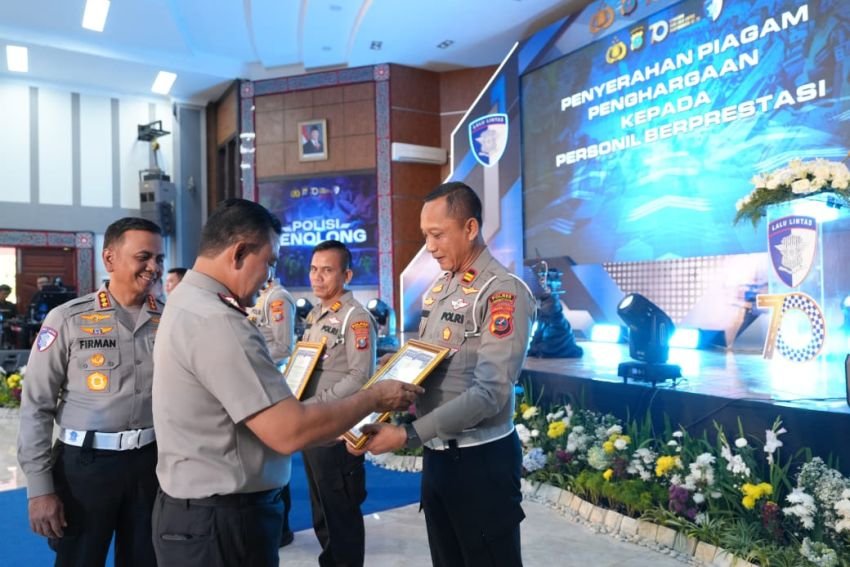 Hari Lalu Lintas Bhayangkara ke-70, Ps Kasat Lantas Polres Labusel Terima Penghargaan dari Kapolda Sumut