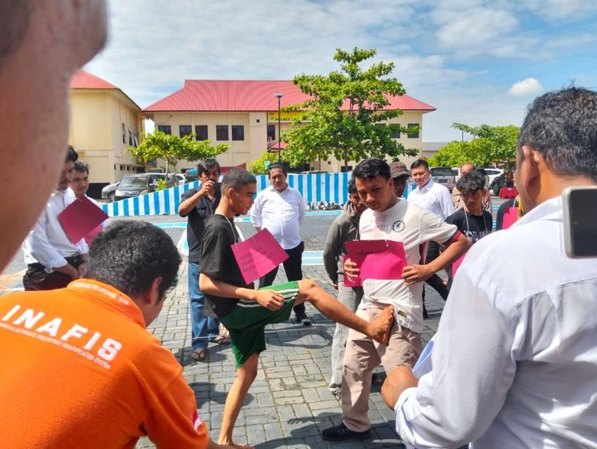 Rekonstruksi Penganiayaan serta Pembunuhan Jasa dengan 15 Adegan dan 6 Tersangka, Ibu Korban Histeris