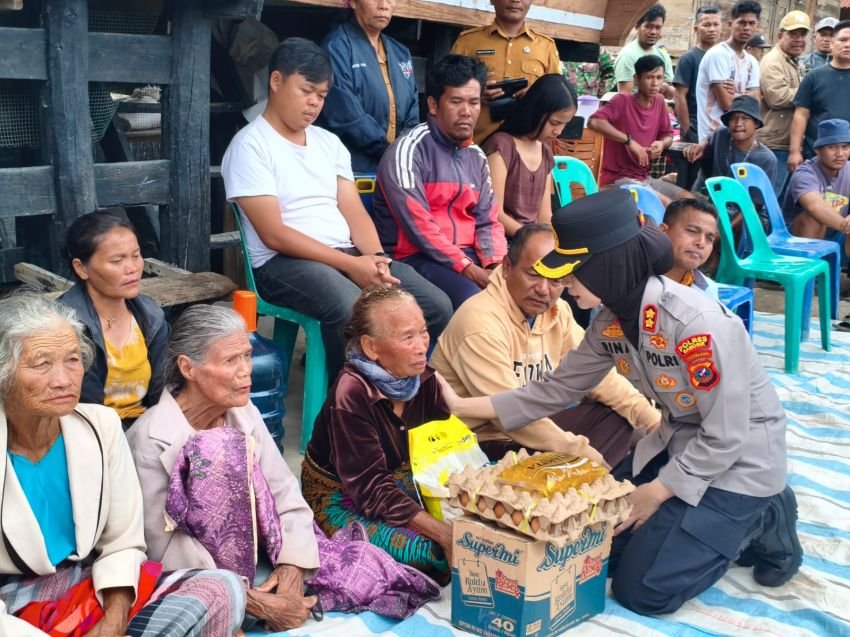 Kapolres Samosir Gelar Bakti Sosial untuk Korban Kebakaran 8 Unit Rumah di Desa Simarmata