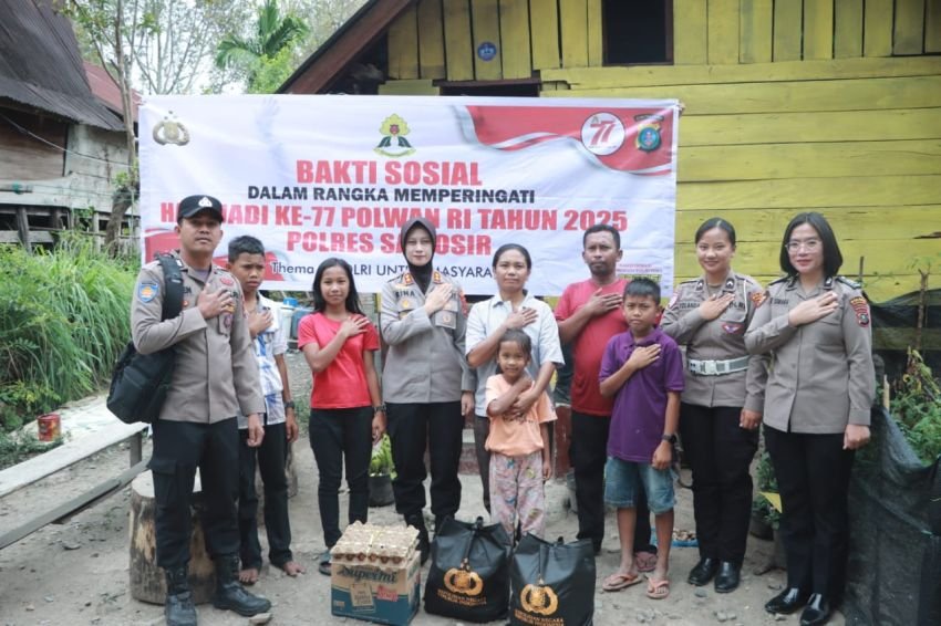 Aksi Sosial Polwan, Berbagi Kepada THL Polres Samosir