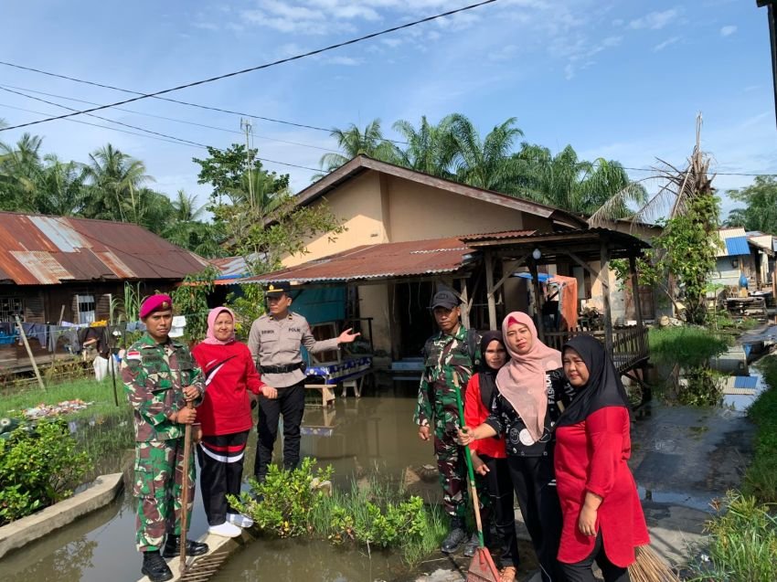 TNI&ndash;Polri, Pemerintah Desa, Ormas Gotong Royong dan Tinjau Banjir di Bedagai
