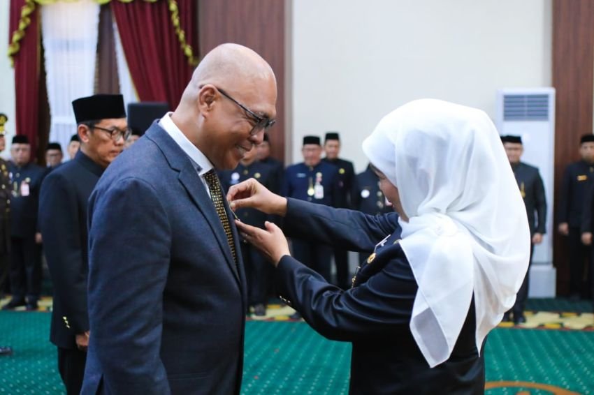 Ketua Umum PWI Pusat Akhmad Munir Terima Lencana Kehormatan &ldquo;Jer Basuki Mawa Beya&rdquo; dari Gubernur Jatim