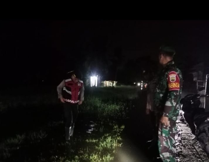 Bhabinkamtibmas dan Babinsa Tinjau Warga Terdampak Banjir di Bedagai