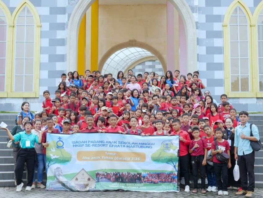 158 Anak Sekolah Minggu HKBP Efrata Martubung Diberangkatkan Anggota DPR RI Maruli Siahaan Wisata Rohani ke Hill Park