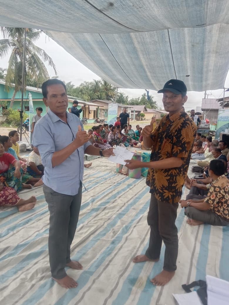 Anggota DPR RI Dr Maruli Siahaan Bantu Petani Desa Tebing Tinggi Sergai