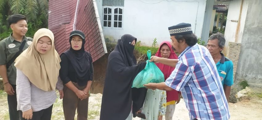 Dukung Program Ketahanan Pangan, IWO Bersama Wappress Kabupaten Batu Bara Bagikan 91 Paket Sembako Pada Kaum Duafa dan Anak Yatim