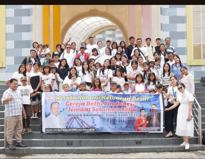 Anggota DPR RI Maruli Siahaan Bantu Berangkatkan Anak Sekolah Minggu GBI Selambo Wisata Rohani
