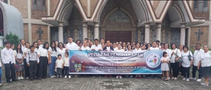 Anggota DPR RI Maruli Siahaan Berangkatkan Pengurus dan Jemaat Katolik Santo Mikael Ziarah Yubileum Gereja Kudus