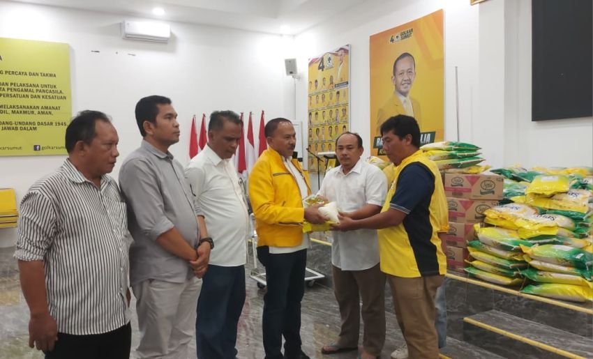 Anggota DPR RI Maruli Siahaan Bagi Sembako di Kantor Golkar Sumut