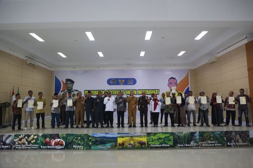 Serahkan 400 Sertifikat Tanah di Paluta, Sri Pranoto Dorong Layanan Pertanahan Berkualitas