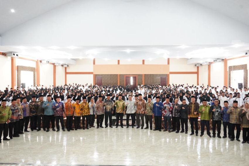 Kabiro SDM Kemenag RI-Kakanwil Kemenagsu Serahkan Penugasan PPPK Redistribusi Tahun 2022-2023