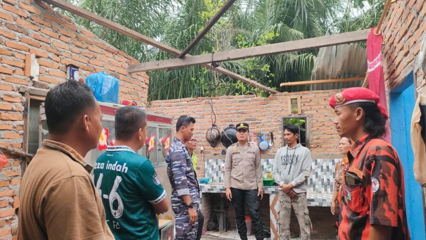 Forkopimcam Tanjung Beringin Tinjau Warga Terdampak Puting Beliung, Warga Gotong Royong Pulihkan Rumah