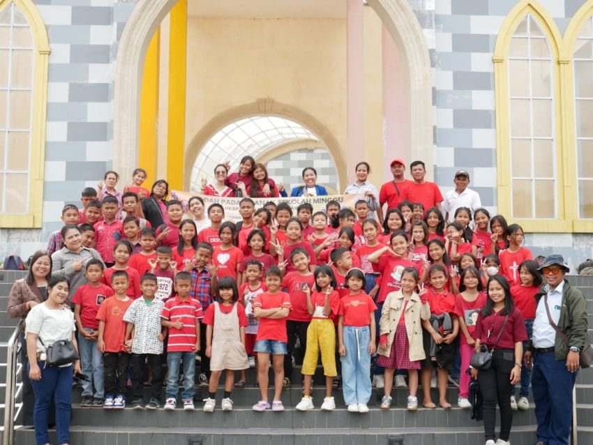 Maruli Siahaan Bantu Anak Sekolah Minggu HKBP Belawan Wisata Rohani ke Hill Park