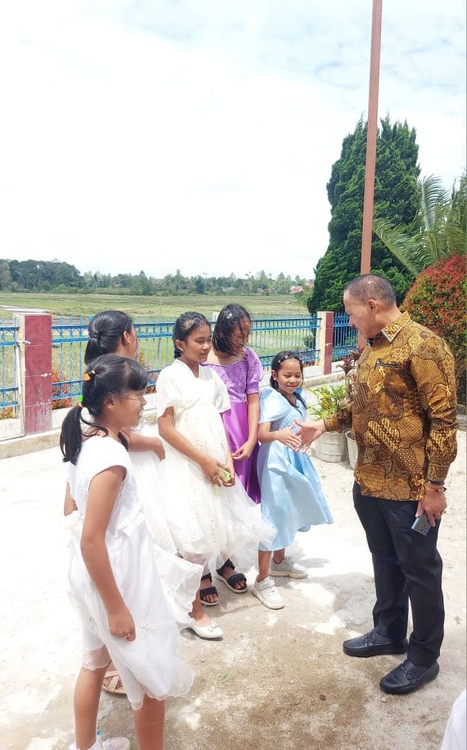 Pulang ke Kampung Halaman, Anggota DPR RI Dr Maruli Siahaan SH.MH Mendapat Sambutan dari anak-anak Sekolah Minggu