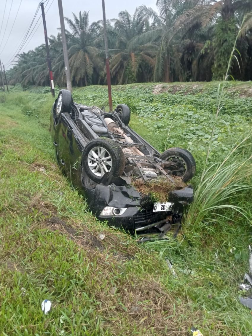 Elakan Mobil Boks, Mobil Dinas Kominfo Batu Bara Terjungkal Keparet