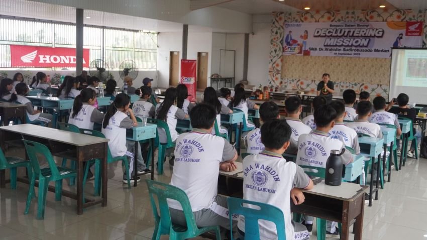 Berpacu Dalam Sinergi, Honda Gelar Decluttering Mission di SMA Wahidin