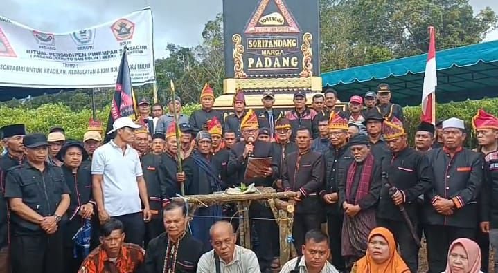 Keturunan &ldquo;SORTAGIRI&rdquo; Berru & Bubrrena Lakukan Ritual Persodipen di Lokasi Monumen Sakral Banu Harhar Pakpak Bharat