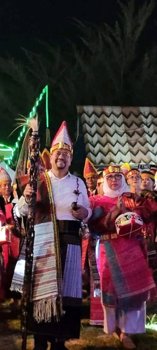 Kreasi Etnis Batak Toba di PSBD Memukau, Bupati Baharuddin Siagian Terima Tungkat Panaluan dan Duet Dengan Erik Sihotang
