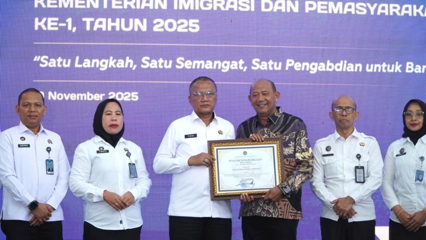 Bupati Syah Afandin Terima Penghargaan pada Hari Bhakti Kemen Imigrasi dan Kemasyarakatan