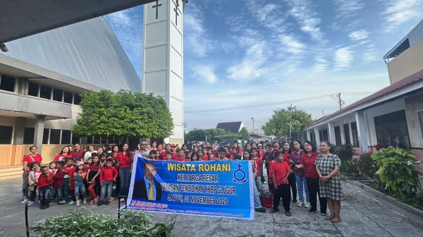 Maruli Siahaan Berangkatkan Kelbes YP HKBP Glugur Medan Wisata Rohani