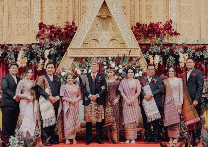 Pesta Adat Batak Putra dan Menantu Hendrik Halomoan Sitompul Rodrick dan Anggita Sakral dan Meriah