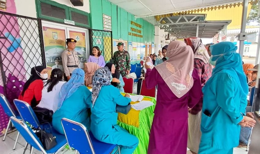 Kapolsek Pantai Cermin Dukung CKG dan Kampanye TOSS TBC dalam Rangka Hari Kesehatan Nasional