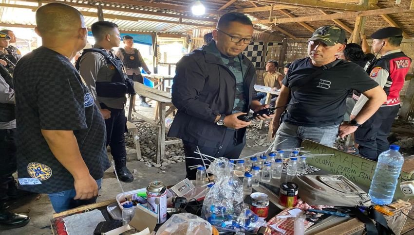 Polrestabes Medan Gerebek Sarang Narkoba Serba Jadi : 3 Pria Ditangkap, Sabu dan Puluhan Bong Disita