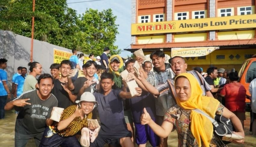 Bupati Syah Afandin Kirim Satu Truk Fuso Logistik untuk Warga Tanjung Pura