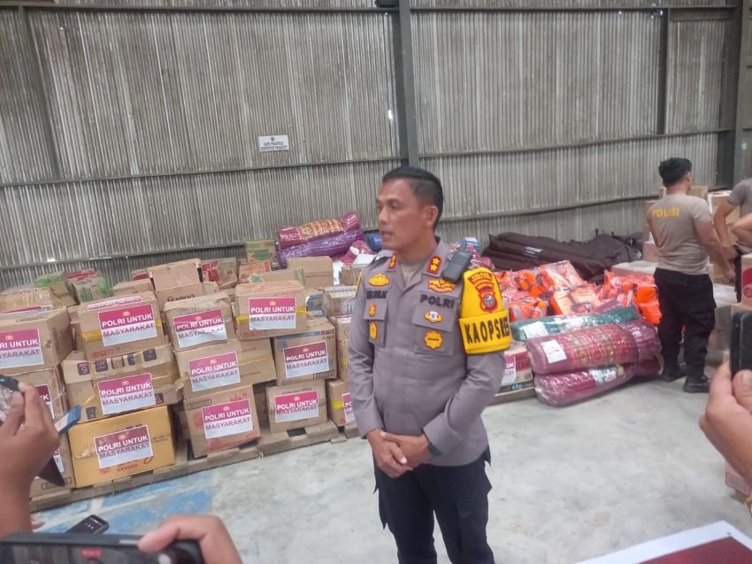 Sebanyak 3,5 Ton Bantuan Kapolri Kepada Warga  Korban Bencana di Taput Tiba