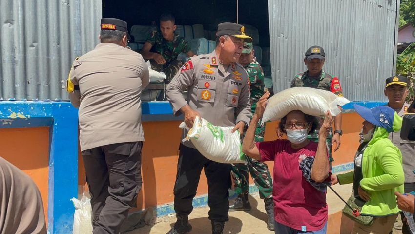 Kapolda Sumut dan Pangdam I/BB Turun Langsung Bagikan Beras Korban Bencana di Tapanuli Tengah