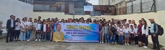 Anggota DPR RI Maruli Siahaan Berangkatkan Anak Sekolah Minggu HKBP Seksama Wisata Rohani