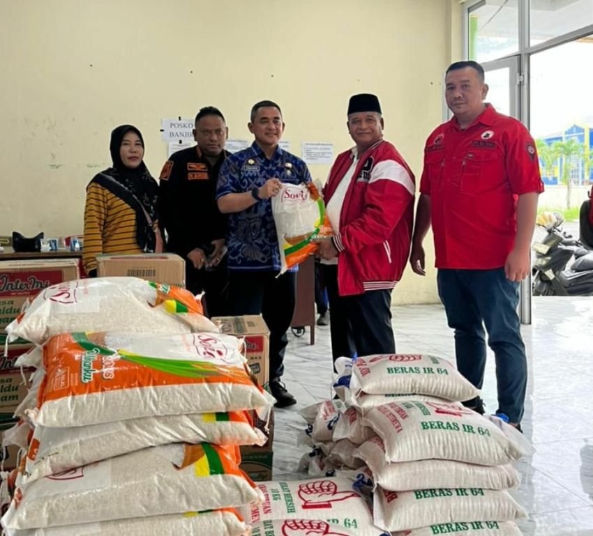 Anggota DPR RI dan PDIP Binjai Bantu Korban Banjir di Binjai