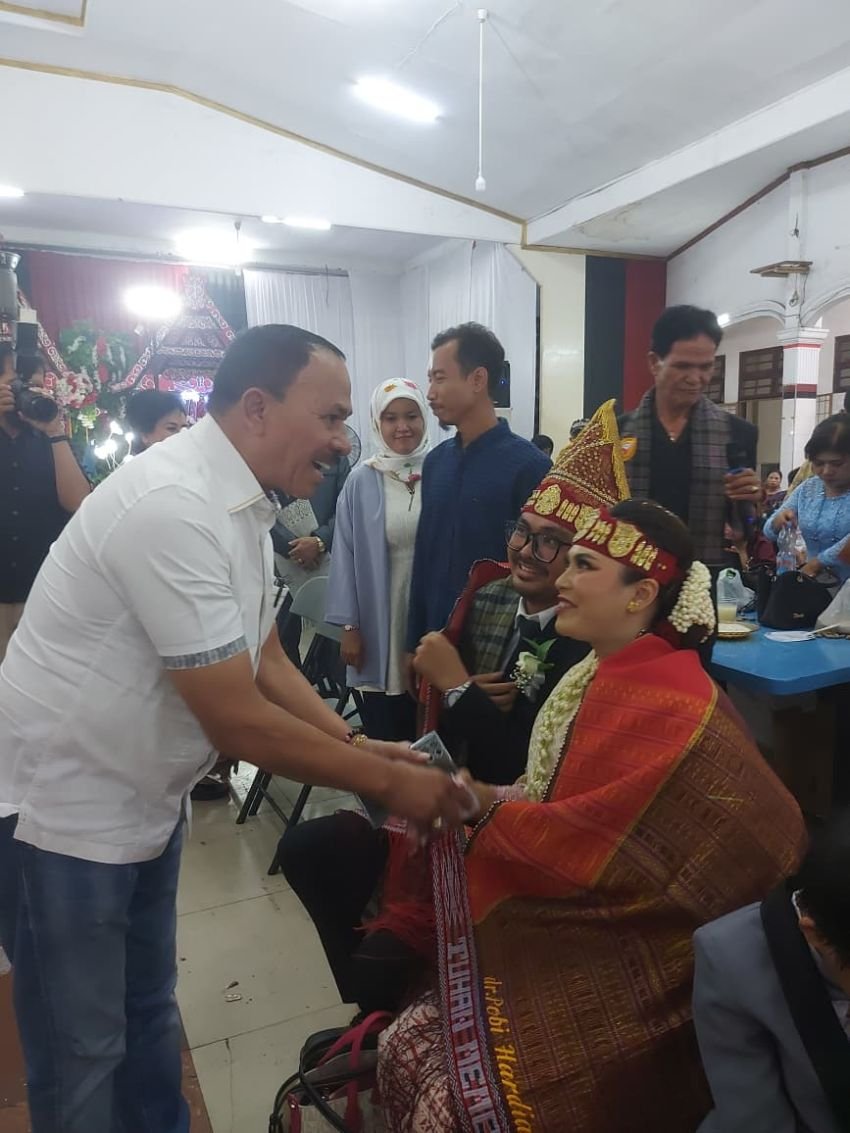 Anggota DPR RI Maruli Siahaan Hadiri Pesta Adat Sulang-Sulang Pahompu Warga Pemilihnya