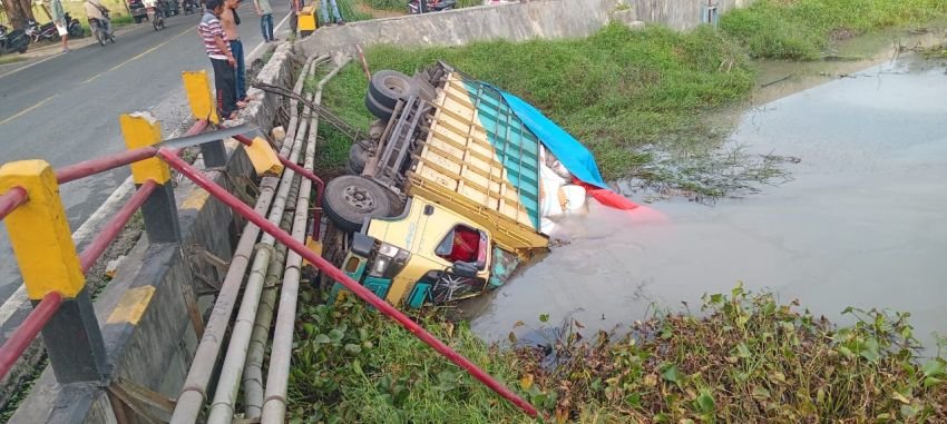 Diduga Pengemudi Mengantuk, Truk Colt Diesel Nyemplung Ke Sungai