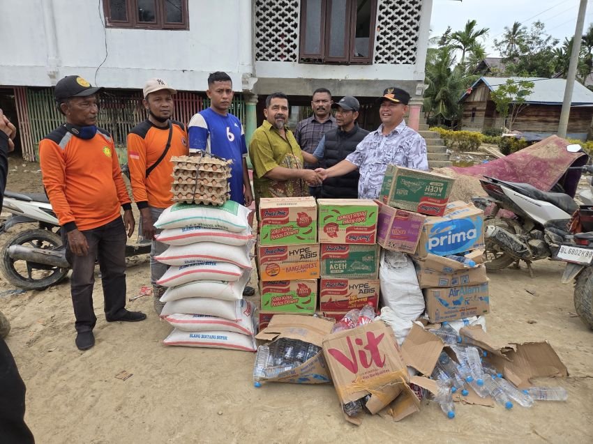 Sepekan Senator Azhari Cage 'Gerilya' Bantu Korban Banjir di Aceh