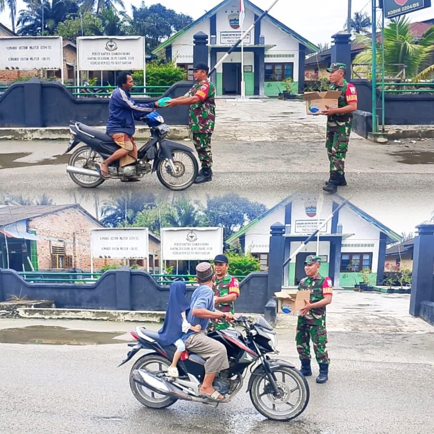 Jum&rsquo;at Sejuta Penuh Cinta, Babinsa Koramil 08/Pantai Cermin Berbagi Nasi Bungkus untuk Warga