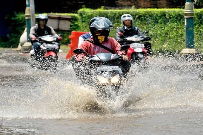 Honda Bagikan Tips Tetap Cari Aman Saat Berkendara Menghadapi Banjir