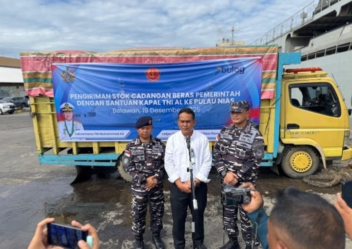Kapal TNI AL  Bantu Pengiriman Stok Cadangan Beras Pemerintah ke Pulau Nias